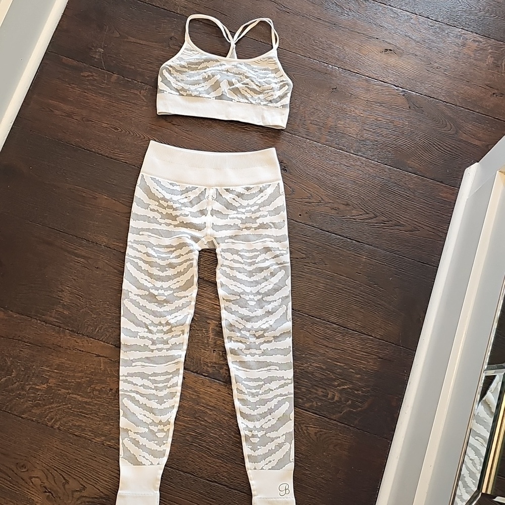 Bombshell Ribbed Setwith Light Gray Accents Tiger Stripe NWOT